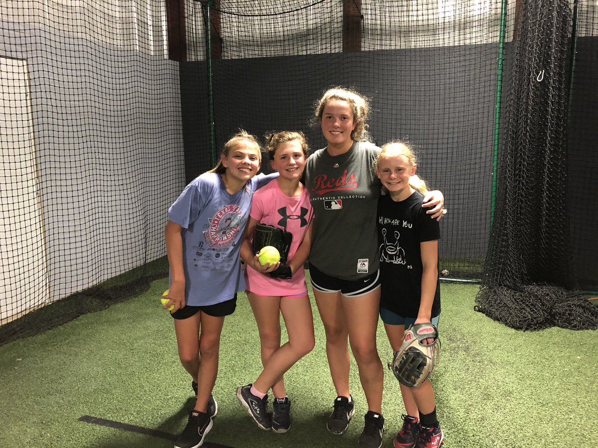 BrookeWells_3's tweet photo. ♥️Monday’s - I pitch early and hit late so I can work with these studs...wishing these girls the best at their first 12u tourney this weekend. I love giving back to a sport that has given so much to me🥎 #PassingKnowledge #SoftballLife #GrowingTogether @ig2024national https://t.co/lqRYIw2V0v