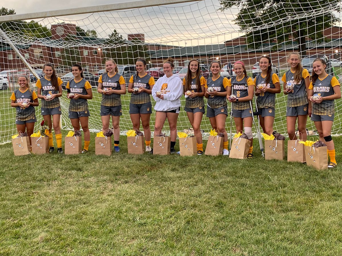 Barons901's tweet photo. An amazing and classy performance put on by our girls tonight! Final score: 1-1. Best of luck to our seniors!! ⚽️👑#classof2021 #901family https://t.co/pL5Q3q3BgB