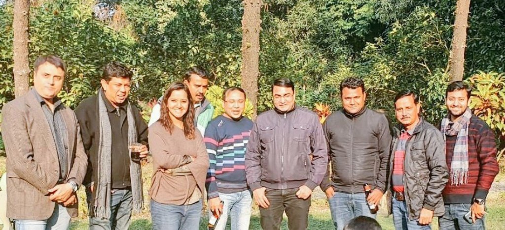 Not fair @neelanshu512  you left us too soon.Absolutely devastated.Will teribly miss the biryani treats & chai with u. #RIPNeelanshu @abhishek6164  @vinodmishranews  @Prashantps100   @Amir_Haque  @ashimisra 
Picture was taken last winter even then he (third from right) was busy.