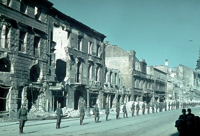 AnitaSchelde's tweet photo. Z komunikatu dowództwa "Luftwaffe" :
"Doskonała skuteczność bomb zapalających B1Fe w przypadku wielkomiejskich bloków mieszkalnych nie ulega żadnych wątpliwości.Dzięki nim powstała w Warszawie jedna wielka katastrofa pożarowa" #NiemieckieZbrodnie @Amb_Niemiec https://t.co/EUe2J4N6II