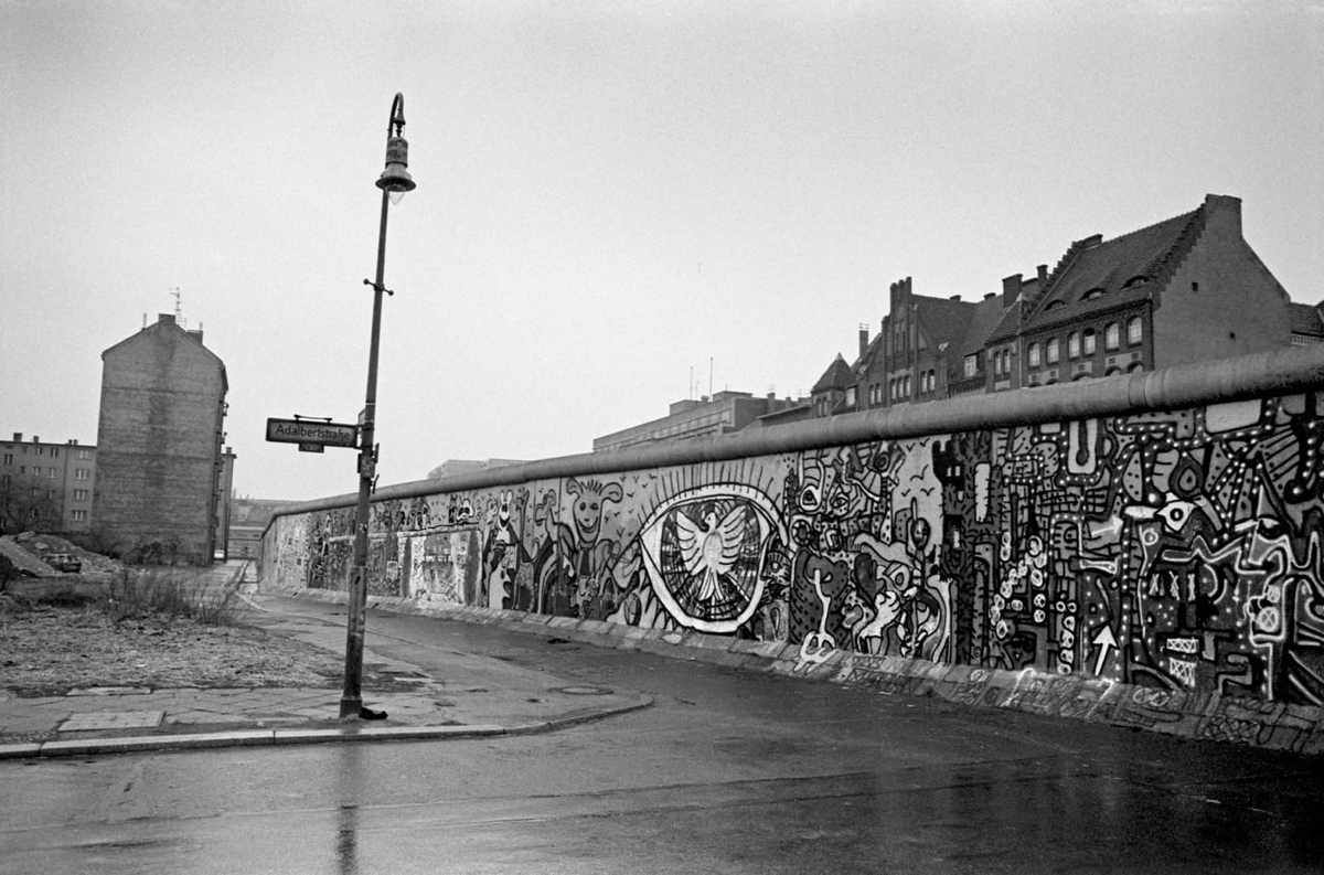 Pillandia's tweet photo. The border between West Berlin and the GDR in the mid 1980s, parallel to Bethaniendamm. 
https://t.co/7flNfDmO9H 

#DDR #Berlin #BorderWall @GdrRadio @ColdWarPod @IvanaTucak @InsiderTourBrln @diemauerthewall https://t.co/KsQgdbu6GA