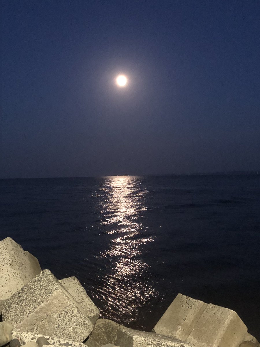 Turisteando_Ver's tweet photo. Maravillosa luna la que se aprecia esta noche en Boca del Río, Veracruz. 

Foto: Carlos Bravo. https://t.co/tR0BqDSy0d