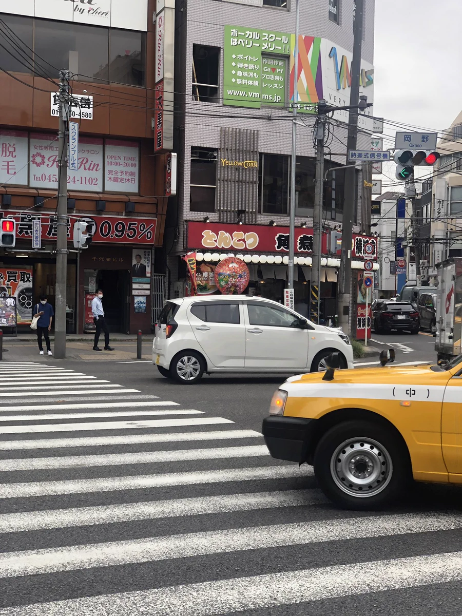 20年前から同じ場所で営業する「ラーメン横浜家」さん！豚骨醤油のリニューアルを自ら祝うお花を出していた！