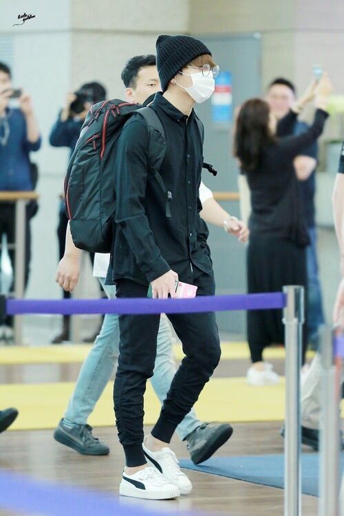 Saturn is discipline, structure, and hard work. So with it opposite Jungkook& #39;s Venus, together with his Virgo Sun, this makes him prefer practical and utilitarian clothing. He couldn& #39;t be bothered to spend too much time on choosing his fits. Basics and black are the way to go.