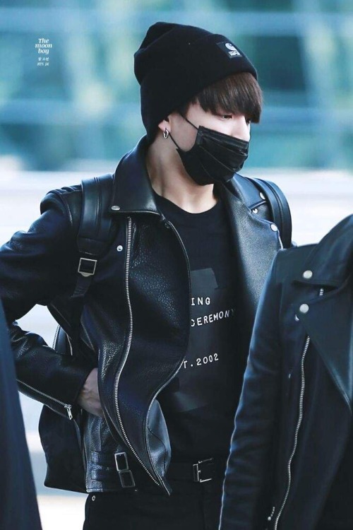 Saturn is discipline, structure, and hard work. So with it opposite Jungkook& #39;s Venus, together with his Virgo Sun, this makes him prefer practical and utilitarian clothing. He couldn& #39;t be bothered to spend too much time on choosing his fits. Basics and black are the way to go.