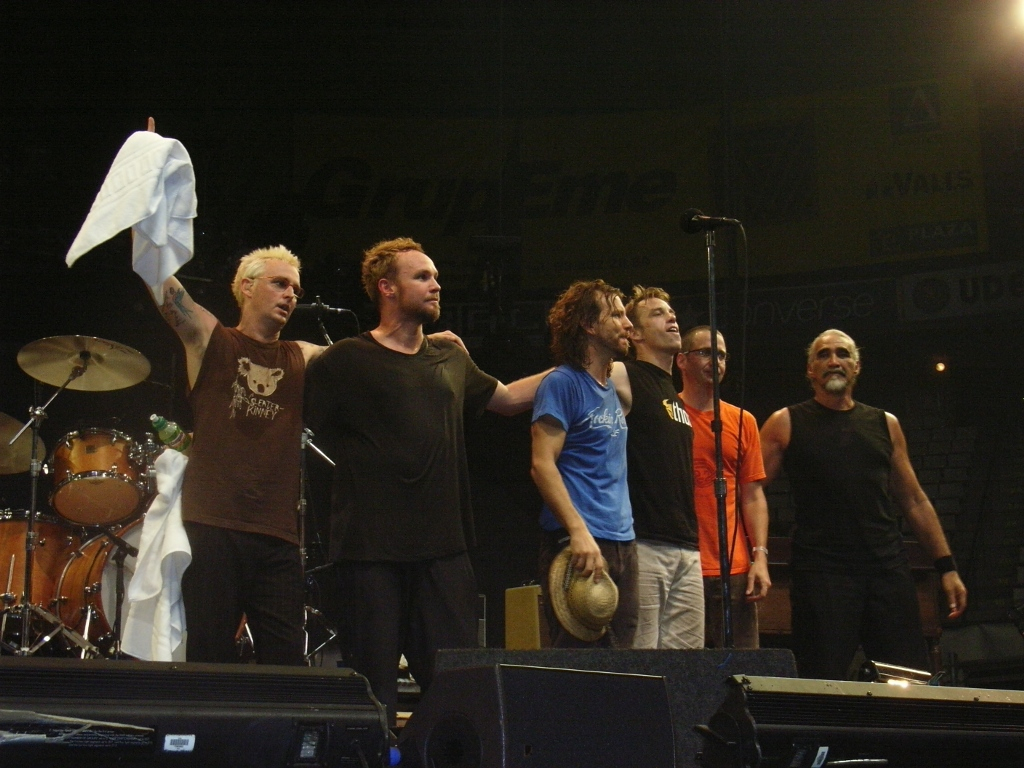 Hoy hace 14 años que <a href="/PearlJam/">Pearl Jam</a> nos hacía sudar de lo lindo en Badalona. ¿Estuviste allí? ¿Cuál crees que fue el mejor momento?
estupidafregona.net/giras/2006-2/b…