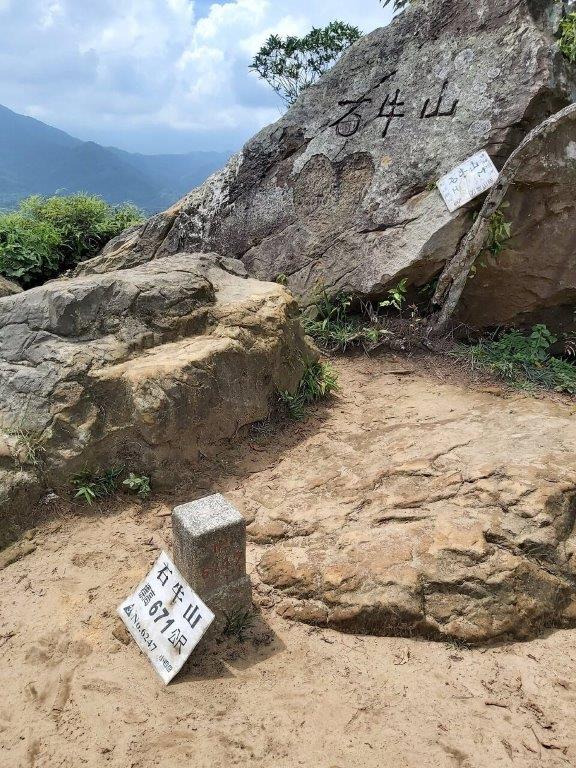 1/  #MtShiniu 石牛山  #Shimen 石門山. Although you can take  #Hsinchu Bus 5638 from 關西 & get off at 李樹下 to the trailhead, it's still not easy to get to this  #hike. There are some steep slopes to climb but the views are amazing. You can see Mt Jiali, Beicha & other peaks there.