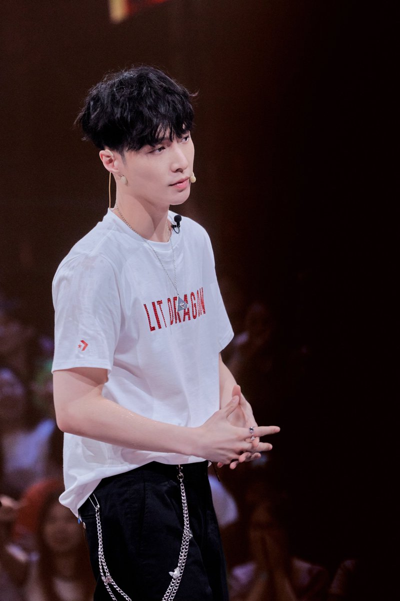 lay_studio's tweet photo. Team captain @layzhang in #SDC3! #DANCERLAYZHANG 

 EP07 Here ➡️ https://t.co/ZdniO5ADmk https://t.co/HoWK33W7NK