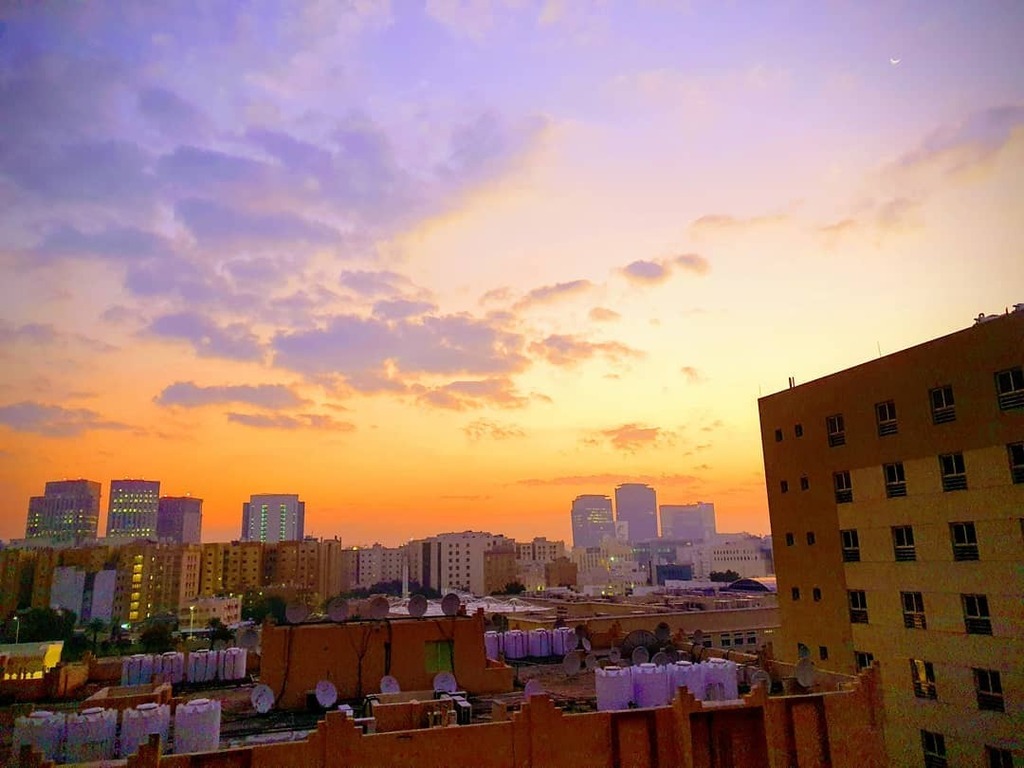 Morning View..
#tuesdayvibes #morningcoffee #morningwalk #sunrise #sunrisephotography #🌞 #clouds #purplesky #tobuovimaan #qatar #qatarliving #morningroutine #lastyear #throwback #millenialblogger #blogger #artist #painter #fineartist #selleronline #i… instagr.am/p/CElMYWCBXxI/