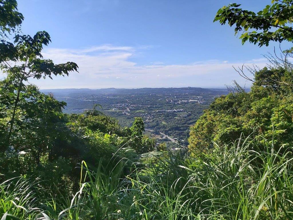 3/ I like Mt. Shiniu much better b/c of the views. As to Mt. Shimen, nothing much to be exact. Tofu pudding near the exit was a great delight esp in hot summer. Our guide was very kind to buy that for everyone. Although we circled Shimen Reservoir, we didn't get to see much of it