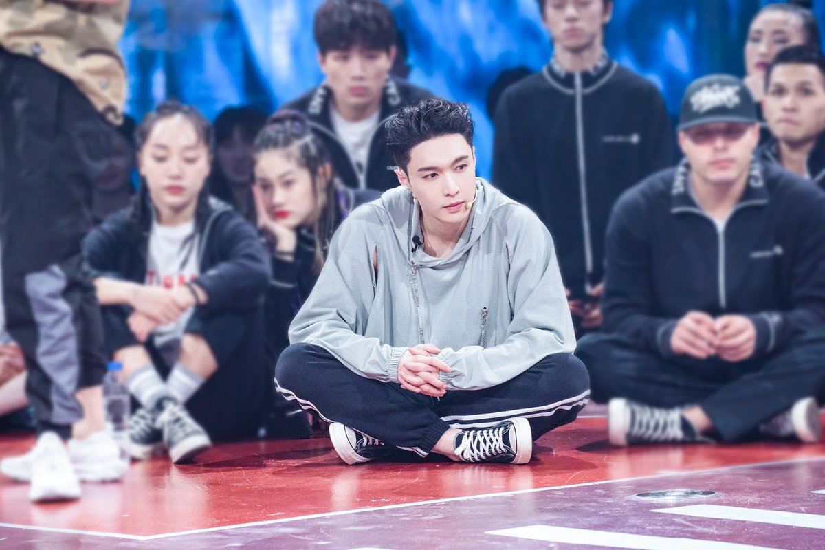 lay_studio's tweet photo. Don’t you love @layzhang’s focus! #SDC3 #DANCERLAYZHANG 

EP07 Here ➡️ https://t.co/ZdniO5ADmk https://t.co/HpM7sUWogg