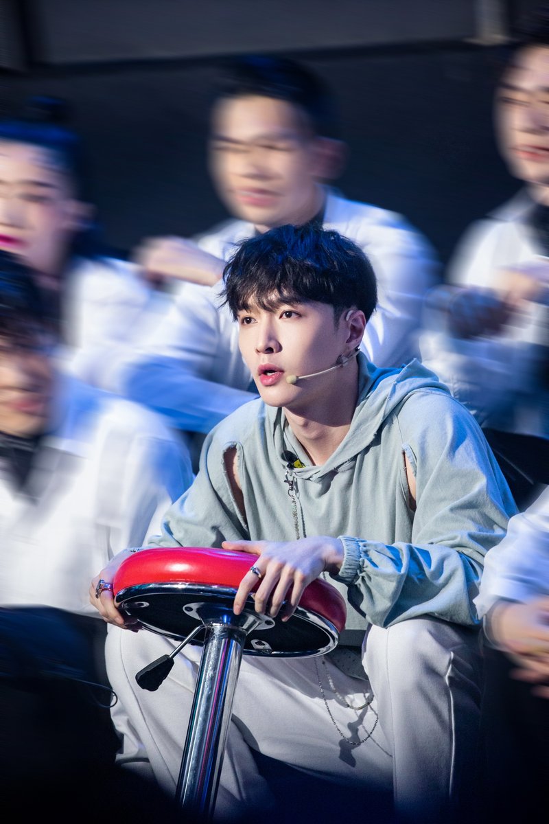 lay_studio's tweet photo. Don’t you love @layzhang’s focus! #SDC3 #DANCERLAYZHANG 

EP07 Here ➡️ https://t.co/ZdniO5ADmk https://t.co/HpM7sUWogg