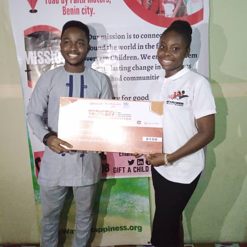 InitiativeGift's tweet photo. An award of $100 being presented to Founder/CEO of Gift A Child Initiative (GACI) Miss Deborah Ajayi-Eseni winner of the pitch competition by Seyi Odebode representative of Society for Teen Development in collaboration with United Nations Information Centre (UNIC)
#Unicef https://t.co/avUYrqxAlG
