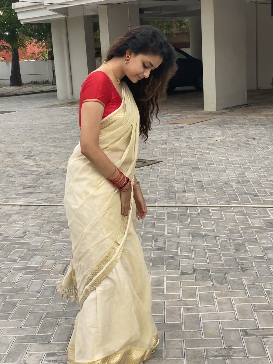 siddu_ontwitte's tweet photo. @KeerthyOfficial #Onam2020 
The only heroine which follows indian tradition is #KeerthySuresh She looks gorgeous in this pics. Simply, she's beauty queen yaaar.
All #KeerthySuresh fans are waiting for your upcoming movie.
@KeerthiSureshF3
@KeerthiFanz
Mahanati #KeerthySuresh😍😍 https://t.co/BwwSbxfOkV