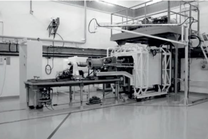 15/ Prospero (photo couleur) et Caliban (photo N&B), réacteurs à uranium très enrichi à neutrons rapides, démarrent respectivement en 1968 et 1970, et sont dédiés à l’étude des radiations sur les systèmes et composants électroniques.