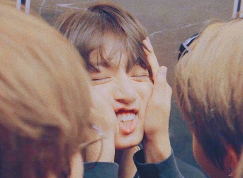 taebokkiii's tweet photo. Taehyung loves squishing jungkook's cheeks so much 🥺 https://t.co/UPrMuUN5MG