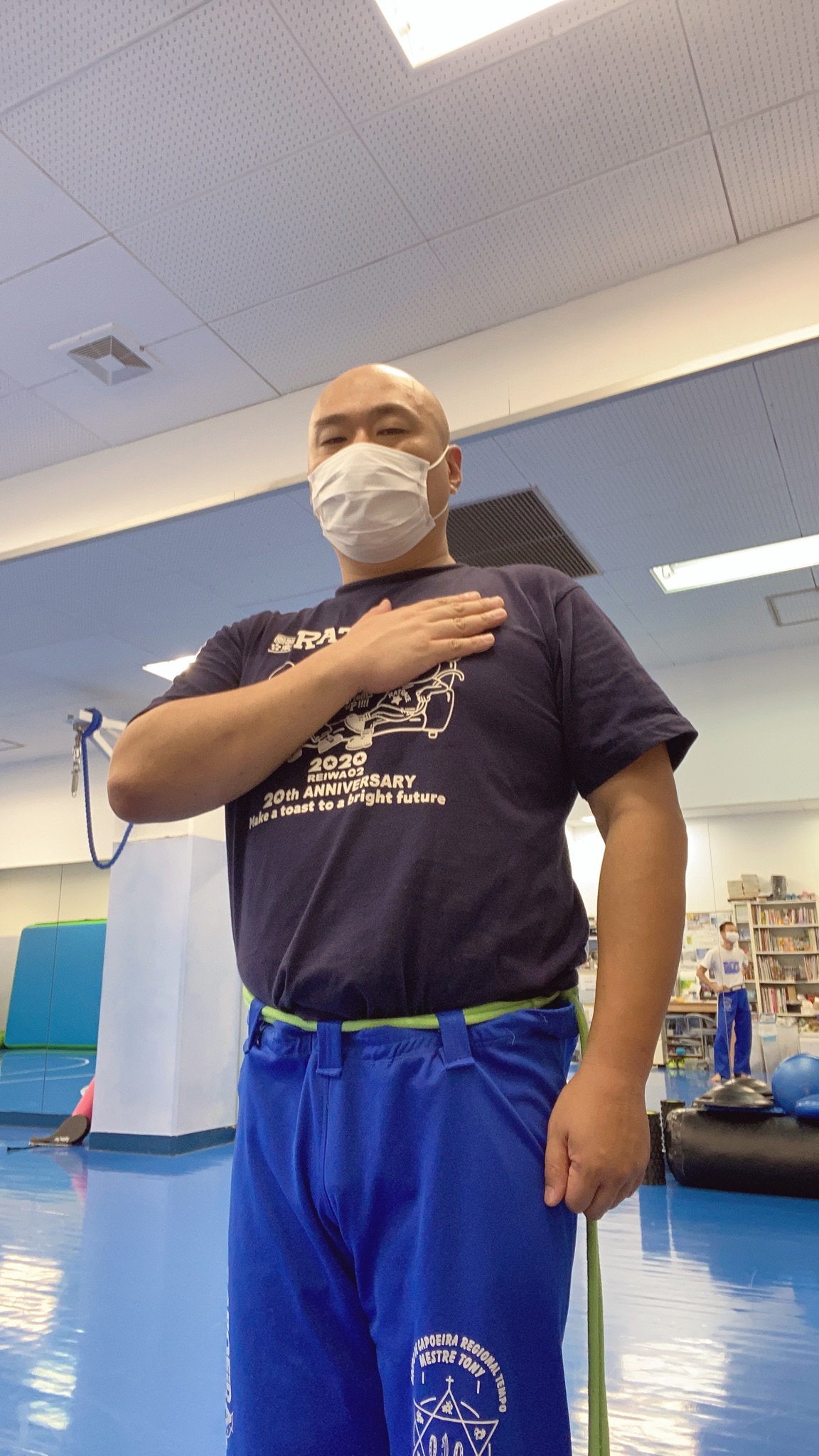 安田大サーカス クロちゃん 久しぶりにカポエィラ習いにきたしん 個人レッスンにしたので 竜太先生にガンガン教えてもらうしん 実戦的なやつも カポエィラテンポ カポエィラ テンポ カポエィラ カポエイラ カポエラ クロ