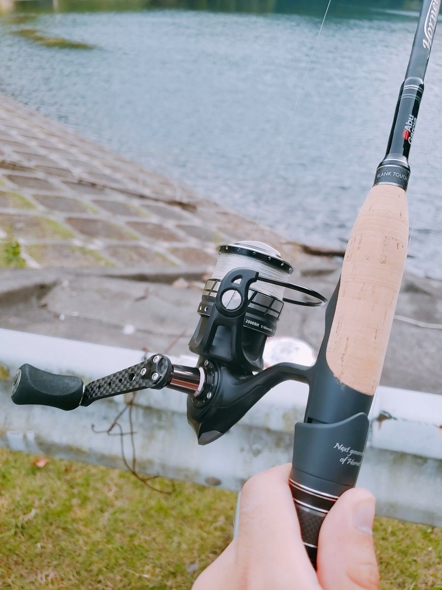 おがわー おお 僕は ベイトはブラックマックスと ロキサーニbf8 スピニングはロキサーニ00shしか まだ持ってないです 色んなリールで釣れるようになりたいな アブで全部揃えたい笑