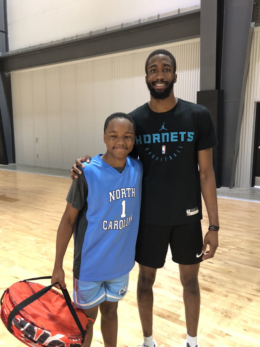 Took a flick with the @UNC_Basketball big bro @BRob_4 after getting some work in. #focused #tarheels #uncbasketball #hoops https://t.co/6dsJIMOhWs