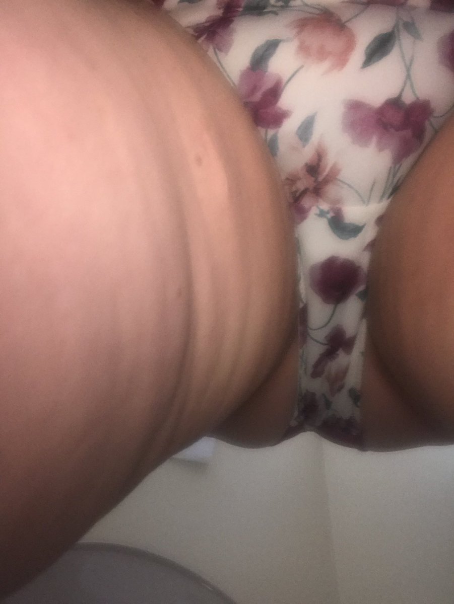 smartypants196's tweet photo. #upskirt #thiccthighs https://t.co/IDb1nIz96t