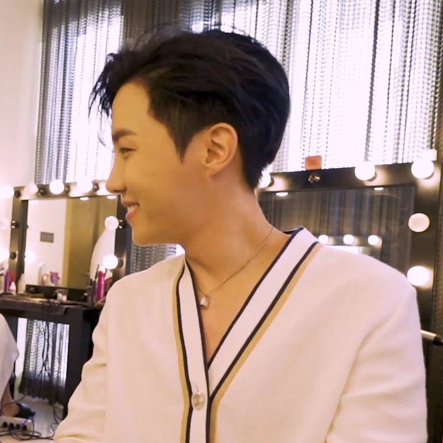 No puedo superar el corte de cabello de Hoseok

<a href="/BTS_twt/">방탄소년단</a>