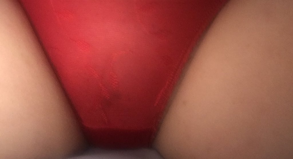 smartypants196's tweet photo. #upskirt #red #panties https://t.co/6vo4wiMaQj