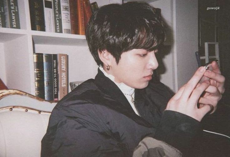 vinteminutosev's tweet photo. Jeongguk, um jovem pintor, conhece um modelo enigmático que se torna sua fonte infinita de inspiração. V, a musa sem nome, passa a frequentar o ateliê recluso e espalha-se na vida de Jeongguk por muito mais que os vinte minutos da aurora.

taekook • #vmev
https://t.co/aZfx1ZsWCY https://t.co/8qEjbAHDdF