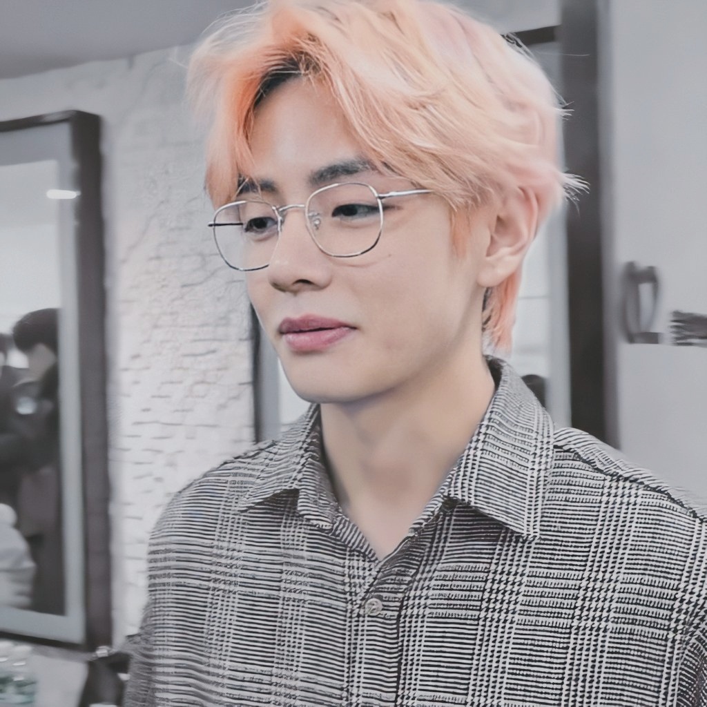 vinteminutosev's tweet photo. Jeongguk, um jovem pintor, conhece um modelo enigmático que se torna sua fonte infinita de inspiração. V, a musa sem nome, passa a frequentar o ateliê recluso e espalha-se na vida de Jeongguk por muito mais que os vinte minutos da aurora.

taekook • #vmev
https://t.co/aZfx1ZsWCY https://t.co/8qEjbAHDdF