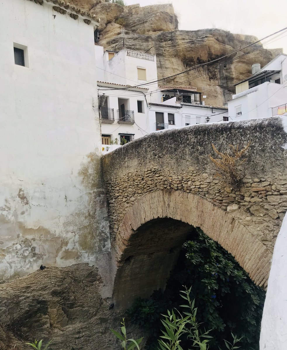 SetenilO's tweet photo. Hoy os mostramos una de las mejores joyas de nuestra arquitectura setenileña, el Puente de Triana, el puente de piedra. 
#PuenteTriana #DescubreSetenil 
📸 @aytodesetenil @setenil @TugasaHoteles @Sevilla_Turismo @andalucianet https://t.co/LNLryOgr38
