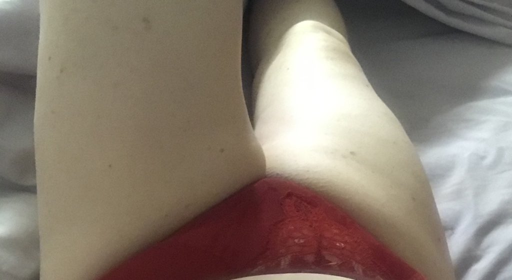 smartypants196's tweet photo. #thiccthighs #redpanties https://t.co/hleg1nZwMP