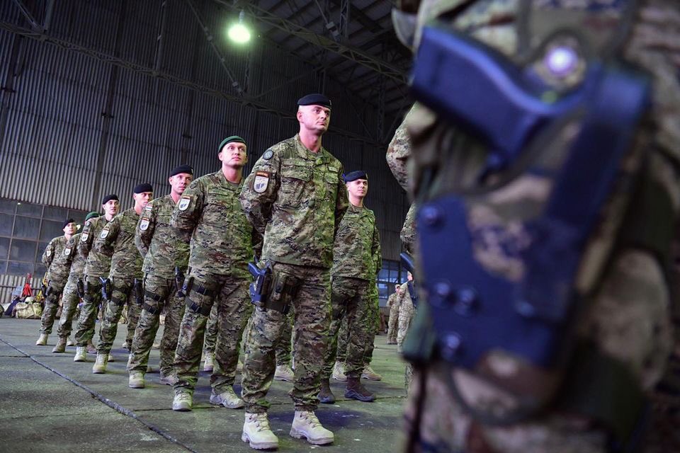 HRvojnik's tweet photo. Pripadnici 12. #HRVCON-a vratili se iz misije #ResoluteSupport čime je ujedno i završeno sudjelovanje Hrvatske vojske u ovoj misiji u Afganistanu #osrh #hrvatskavojska https://t.co/IXcJLQqfVx