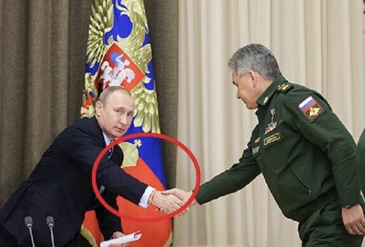 Путин не вылезающий из бункера еще и красную нитку повязал. Видно крепко его Саня шаман за половые органы дедушки взял.