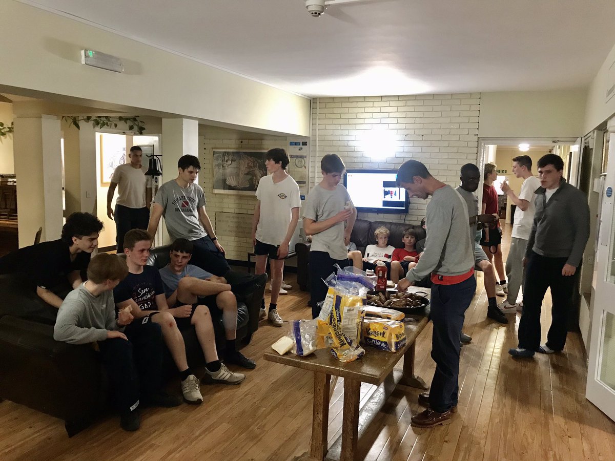 U6th bbq’s, 5th form pasta parties and whole house hot dog nights, who needs Summertown when we have cafe Field House?! #fieldhouse #houselife #teddiestogether @TeddiesOxford