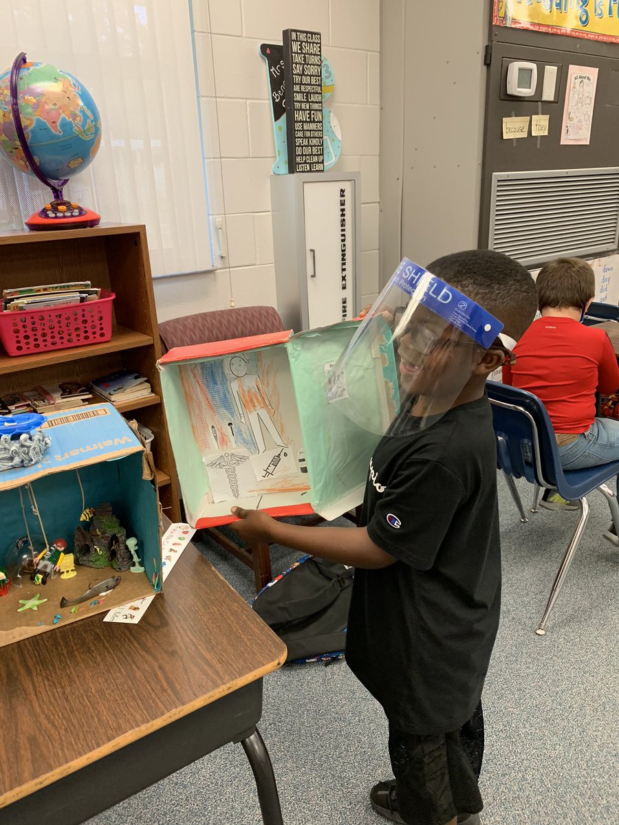 Students brought in the science projects today. Different scientists and working in their workplace. Great job! 🎉