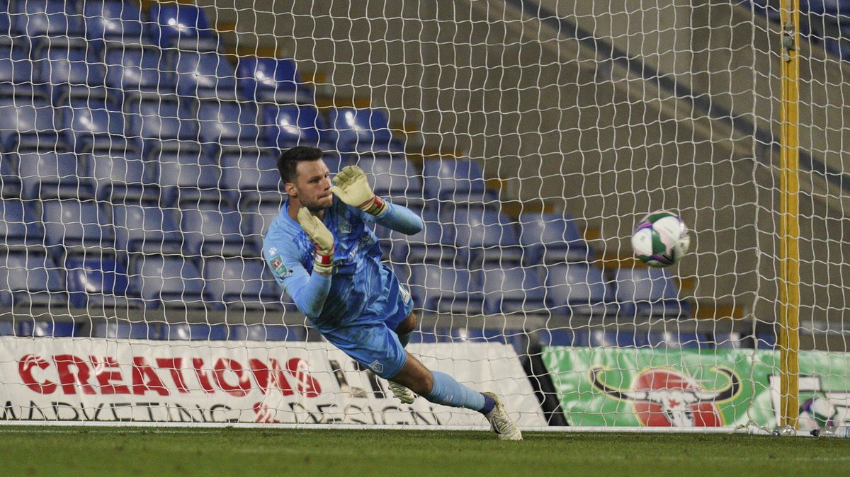 WatfordBrasil's tweet photo. 1️⃣, 2️⃣, 3️⃣!
Não passou nada na cobrança de pênaltis! 💪
Que show do @DBachmann1! 💛🐝
#WatfordFC | #OXFWAT https://t.co/1T6xspM38p