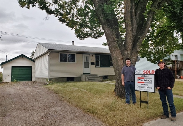 ChristineLelond's tweet image. Congratulations to my newest VIPs’ Tyler and Vance on purchasing your 1st home!!! 🥳 🏡

christinelelond.com/blog.html/its-…

#ABR® #ABRSOLD #RENE #Realtor® #saskatoonrealestate #KelseyWoodlawn #firsttimebuyers 
#RoyalLePageHallmark #RoyalLePage #CLRBlog