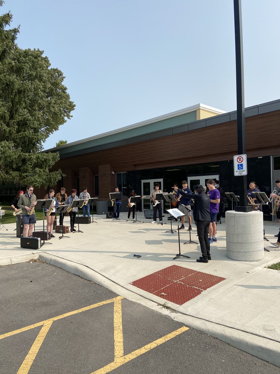 The jazz band is social distanced and playing again! ⁦<a href="/LKDSB/">Lambton Kent DSB</a>⁩