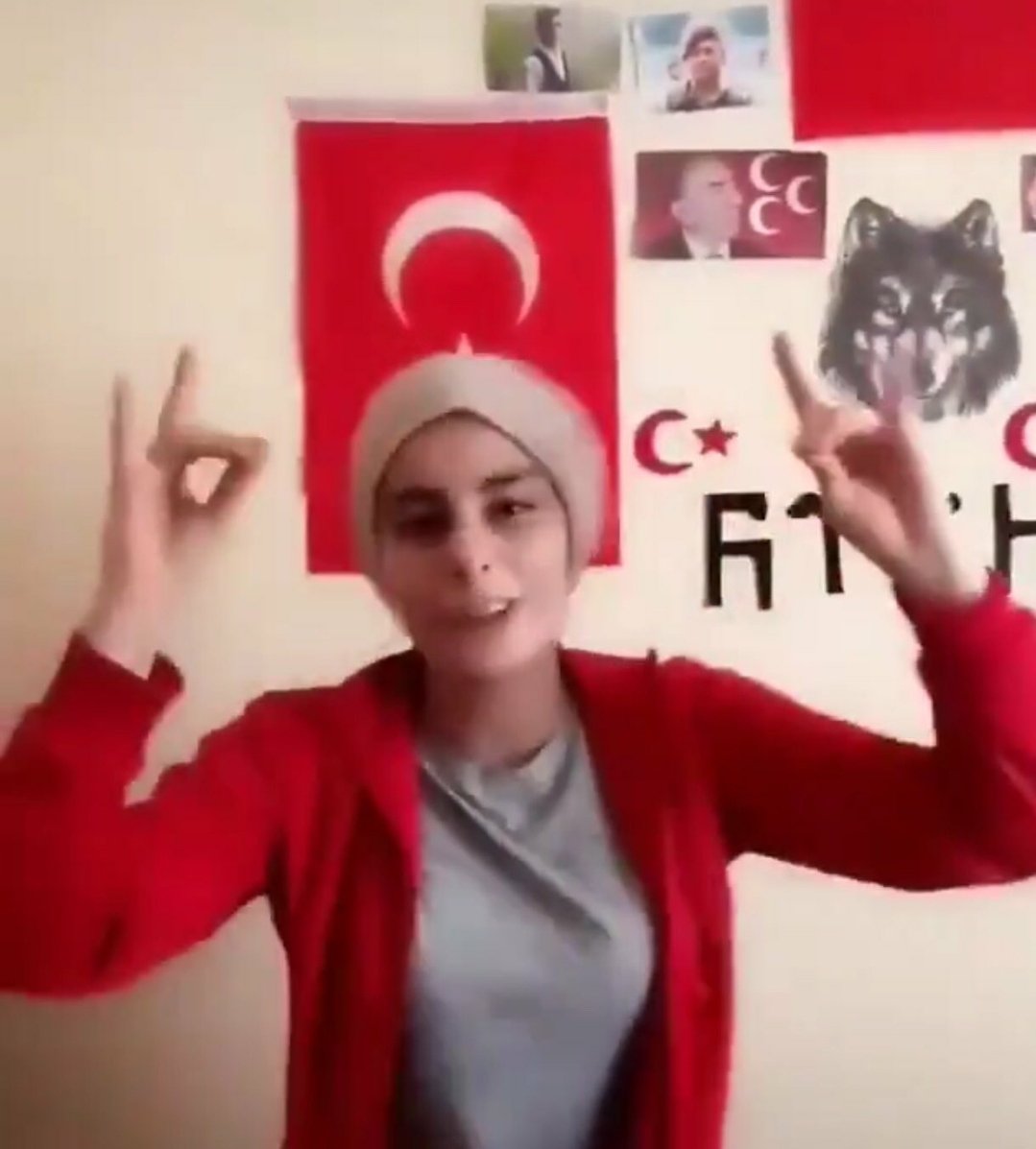 Kurdedelal1's tweet photo. Gereken yapılsın ! #ırkcıKadınTutuklansın 
@adalet_bakanlik  @suleymansoylu https://t.co/0SjjlT3tSq