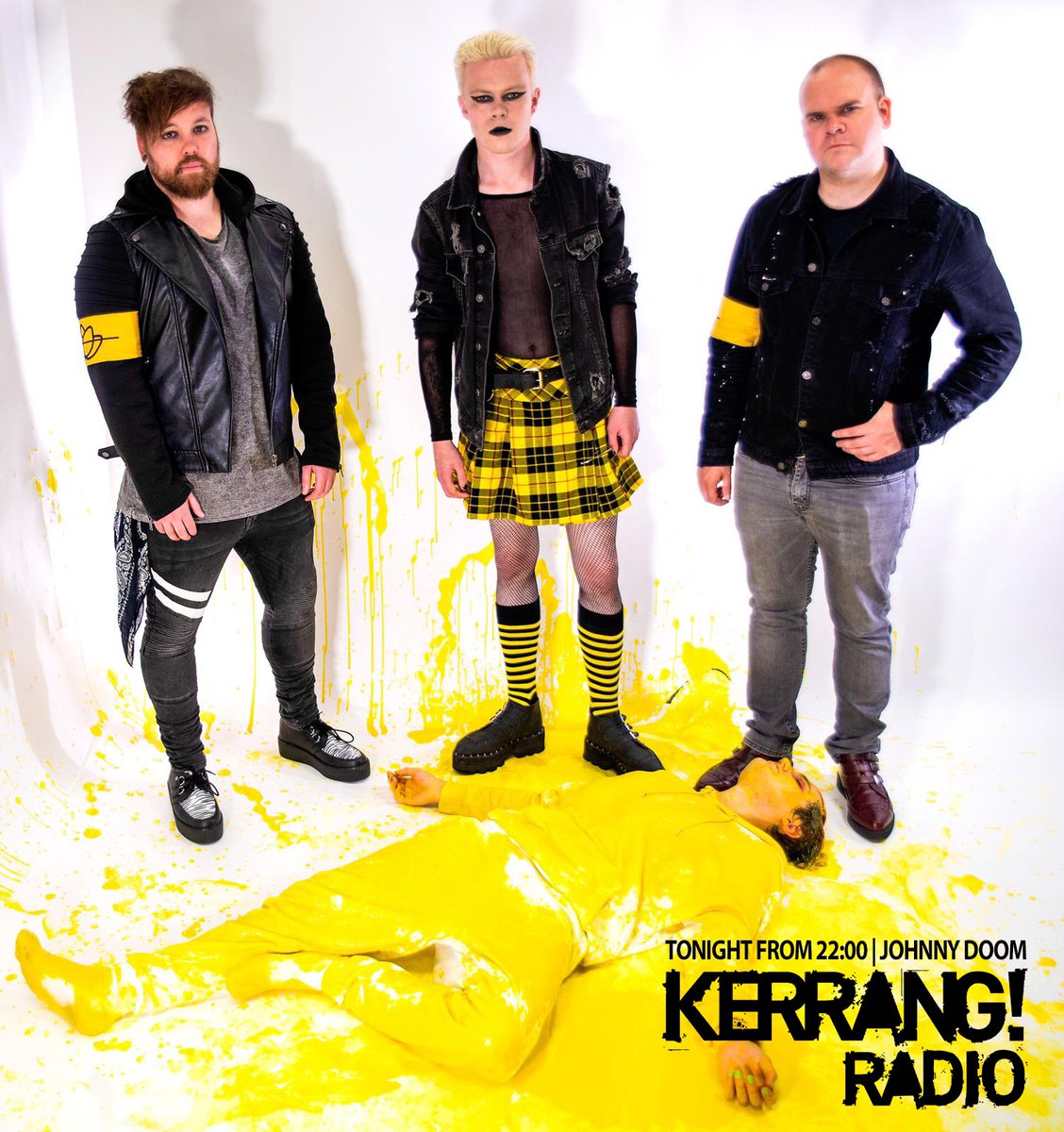 assirensfall's tweet photo. you can hear #thewideawakeclub TONIGHT on @kerrangradio with @johnnydoom 💛🖤💛🖤 

📷 @rockseenuk https://t.co/LvLabcYxo7