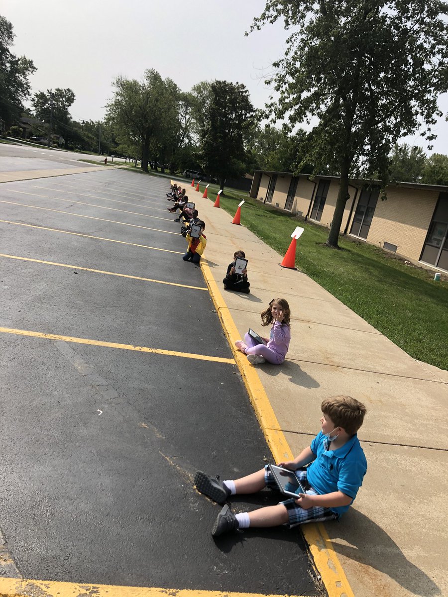 MsSuchy1's tweet photo. Today during Science we had fun listening and taking pictures of things we heard inside and outside of school! 🌳🦆🚘🛎✏️ #ListeningWalk #engage142 @KerkstraCougars https://t.co/MWDgm2RQeQ