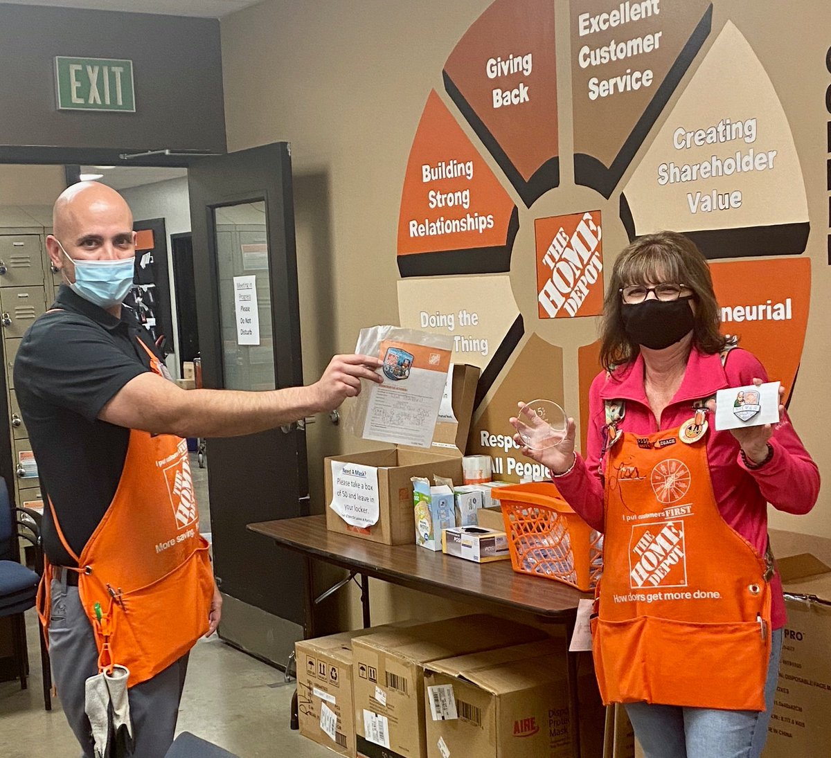 Way to go HC Lisa!!! 15 Year Anniversary, Silver Milestone, and Homer for all the extra shifts and helping cover lately!!👍🎉🎊 <a href="/brian_elchert/">brian elchert</a> <a href="/MeganTorresD104/">Megan Torres</a> <a href="/John_Lerch/">John Lerch</a>