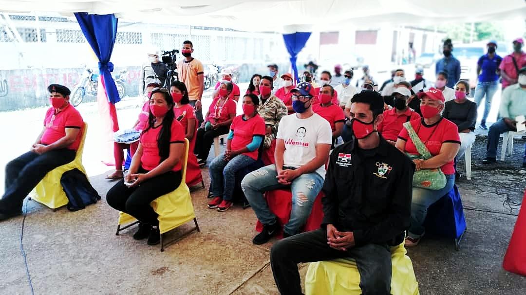 AnzoateguiMrt3's tweet photo. #EnFotos 📷 || Militancia participa en acto de juramentación del Comando de Campaña "Darío Vivas" en el estado Amazonas en apoyo a nuestro candidato @GustavoVasMrt y a candidatos del GPPSB rumbo a la AN en Unidad Revolucionaria. 
#LosRebeldesSomosMás

 https://t.co/CHX9Qb1uaQ