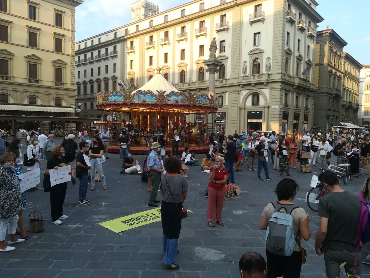 Buddleya3's tweet photo. Florence🇮🇹now. Citizens ask for #Moria camp to be evacuated & #refugees relocated across member states. EU praises itself on #humanrights but it's #externalisation policies leave people to suffer & die. #EU: where are you?! #stopdublin #wehavespace @EuropeMustAct @YlvaJohansson https://t.co/tqFvOpBh7f