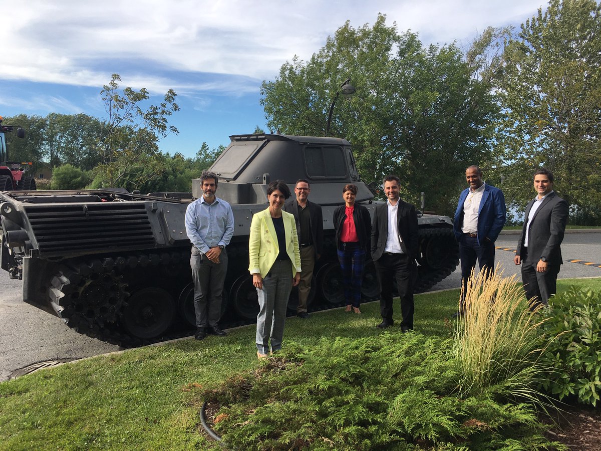 DefenseSoucy's tweet photo. Please let me present you our Management Committee! I will let you guess the great vehicle on the back equipped with our #CompositeRubberTrack system indeed :-) #TankerTuesday #RubberTrack https://t.co/LoS4mQ6IvY