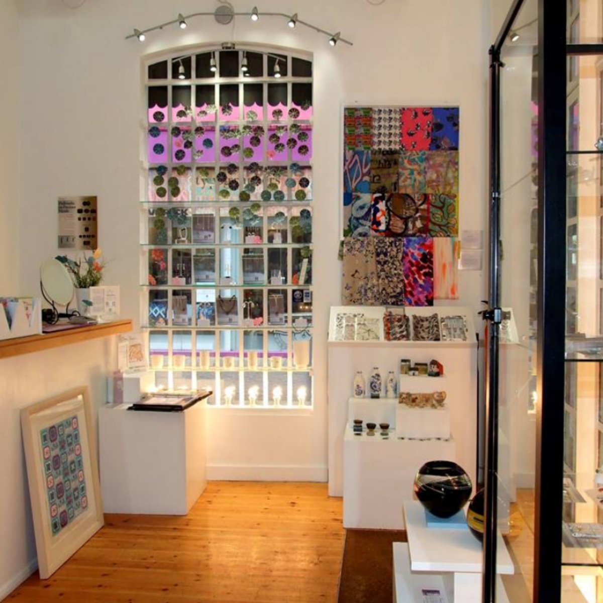 SaraPreisler's tweet photo. We're Hiring! Two roles available - a Part-time Assistant Manager and a Weekend member of staff position to fill!
Contemporary jewellery/Photoshop/Microsoft Office knowledge desirable, and retail experience ESSENTIAL. 
To apply send CV to: sarapreisler@hotmail.com by 21st Sept. https://t.co/m2PkbW9edz