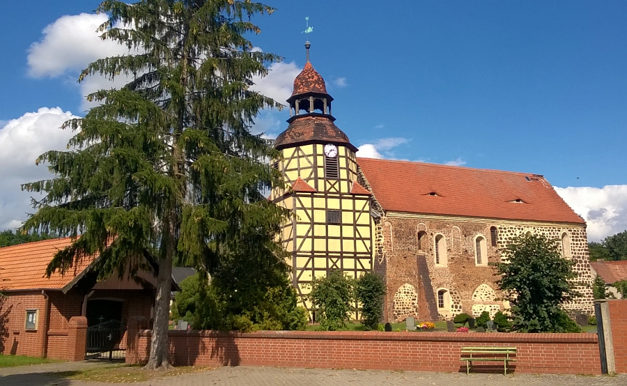 nicksagen's tweet photo. Cestu podél řeky Elster zpestřují i další zajímavé stavby jako třeba kostel ve třech různých stylech a zvonička v #Löbenu, historický most #DreiBogenBetonBrücke z roku 1905 u #Neudecku či mohutná věž #Lubwartturm v lázeňském městě #BadLiebenwerda.
#cyklotrip #SchwarzeElster https://t.co/2Vm3iJJmC0