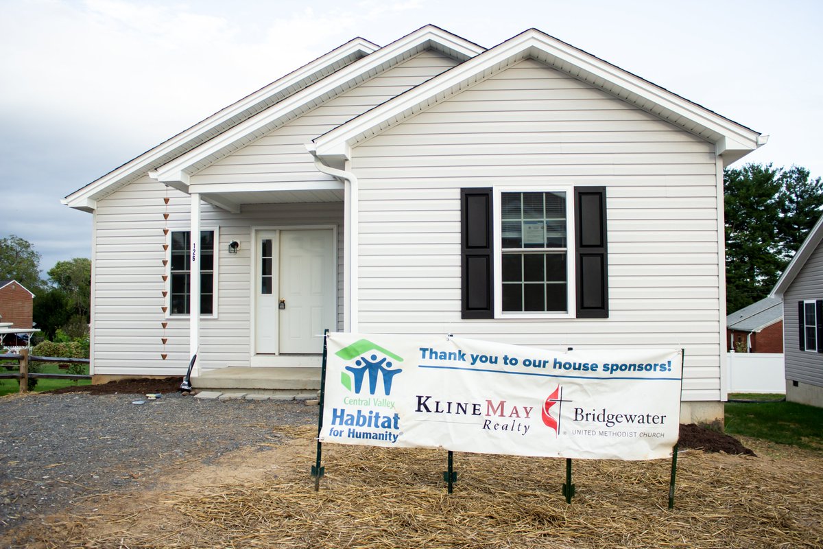 CentralValleyVA's tweet photo. We celebrated a long-awaited #homededication w/ the Shifflett family Sunday! We partnered w/ the family starting in 2016 and were finally able to welcome them as first-time #homeowners 🎉

This #affordablehousing project was sponsored by @KlineMayRealty and B'water UMC
@dayton_va https://t.co/r2OVfHnMh1