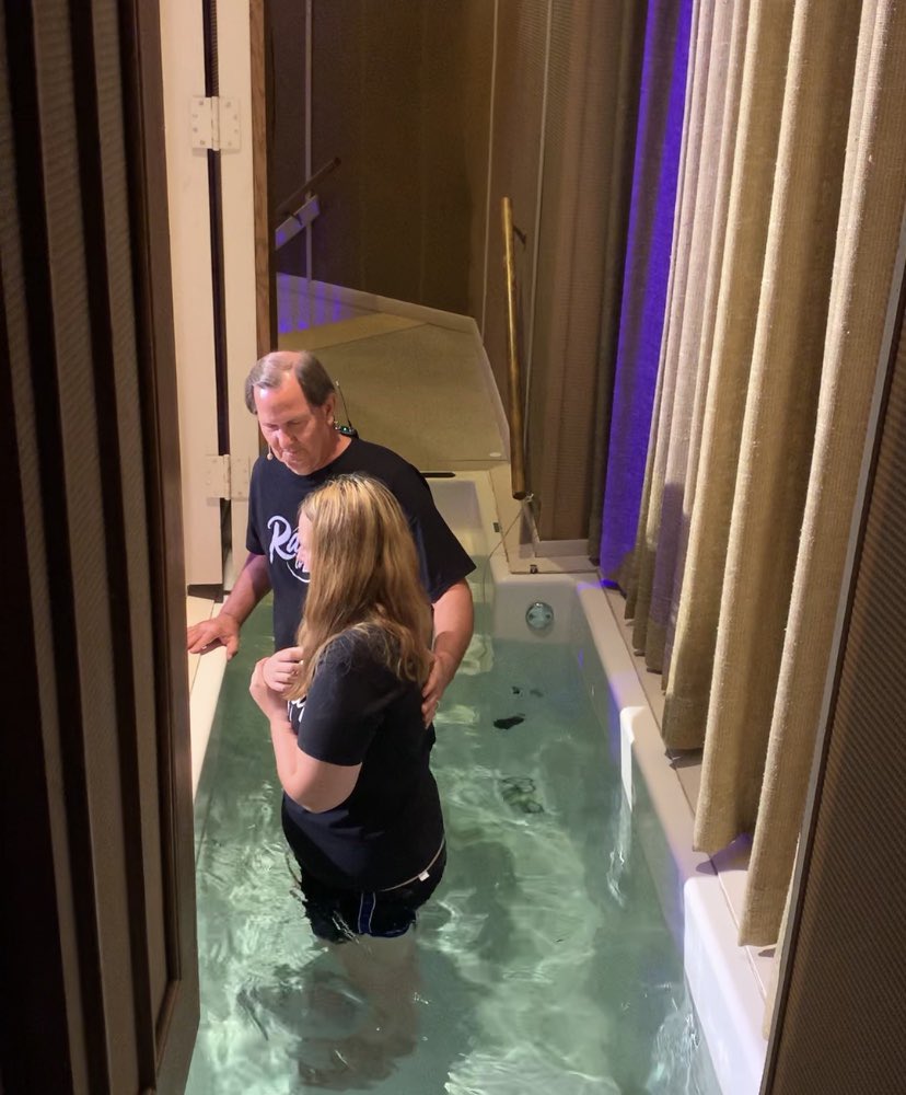 Firstcollege_'s tweet image. We love celebrating life change at FBC! We are so proud of you Brianna. ❤️