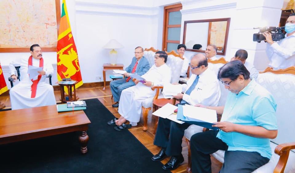 20 වෙනි ආණ්ඩුක්‍රම ව්‍යවස්ථා සංශෝධනය අධ්‍යයනය සඳහා පත් කළ කමිටුව විසින් ඒ පිළිබඳ අධ්‍යයනය කොට සකස් කළ වාර්තාව අද 2020.09.15 අරලියගහ මන්දිරයේ දී ගරු අග්‍රාමාත්‍ය මහින්ද රාජපක්ෂ මහතා වෙත භාර දුන් අවස්ථාව. #PCD