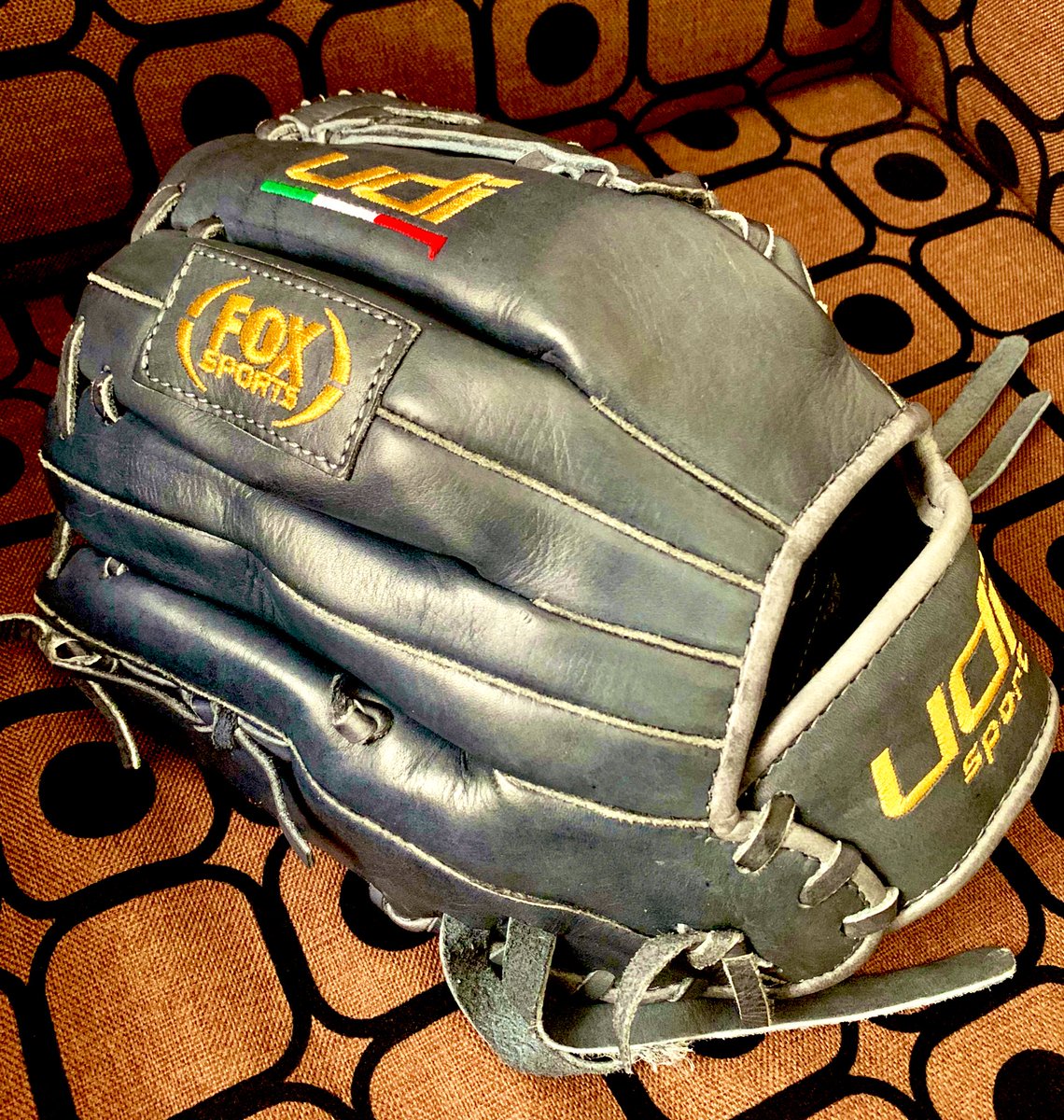 Pelotauro's tweet photo. Muchas gracias a @udisport por este gran detalle. ⚾️

¡Espero que sea de los que agarran solos!

Una gran opción para quienes desean un guante de alta calidad y 100% mexicano. #MLBxFOX https://t.co/hO25ykmZjP